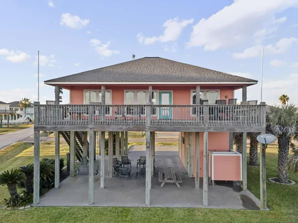2902 Lakeside Dr, Crystal Beach, TX 77650