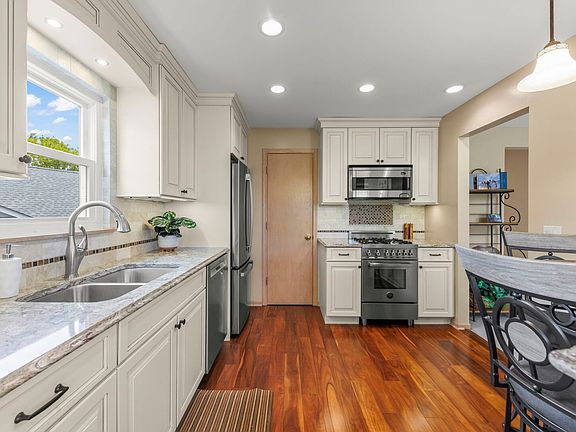 4th image of 2865 Meadow Ln Unit V2