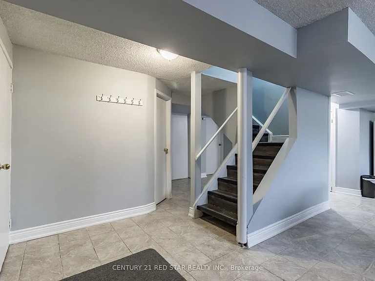 440 Rutherford Rd N — Photo 10