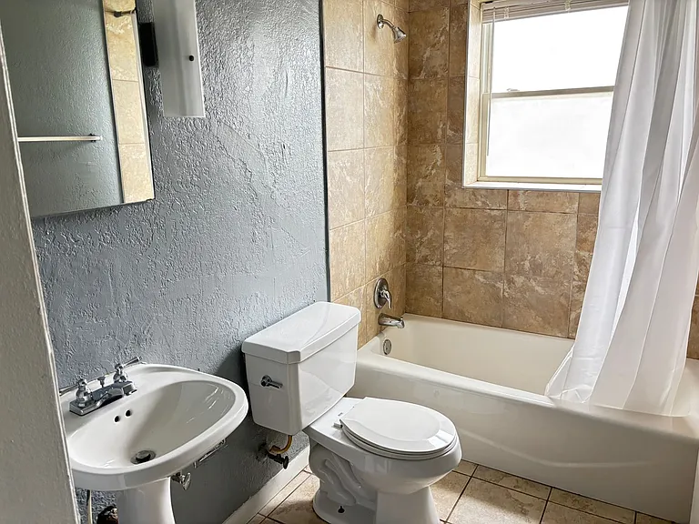 Hoagland Apartments — Photo 15