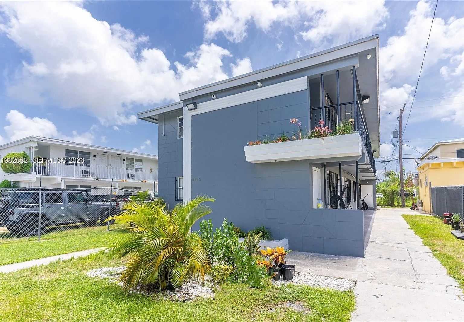 Coral Bay Manor — Photo 2