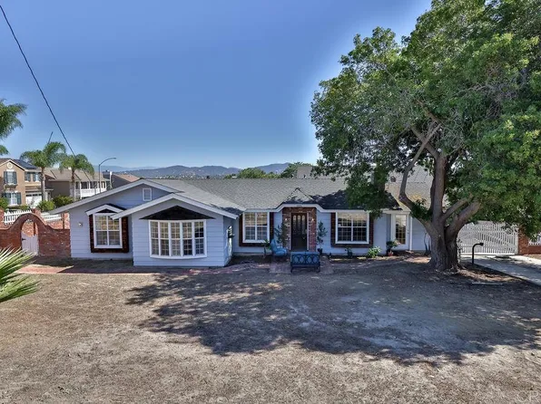 1105 Maryland Dr, Vista, CA 92083