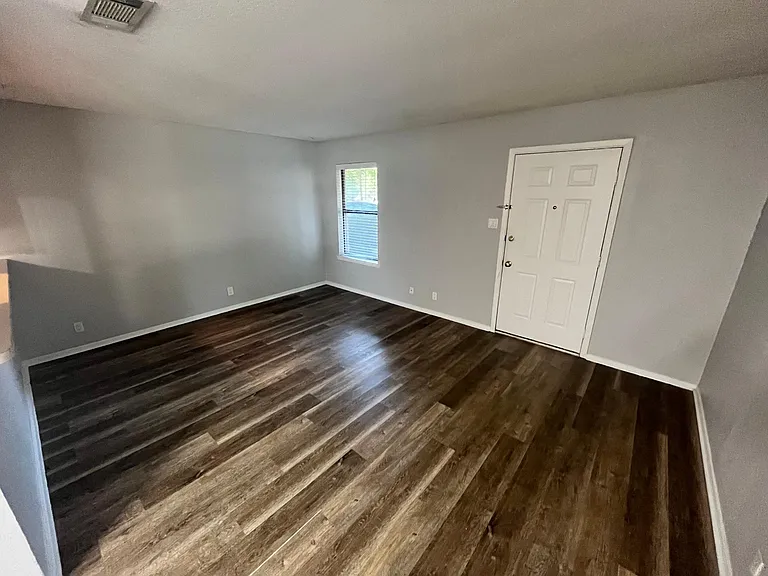 902 N Austin St #902 — Photo 3