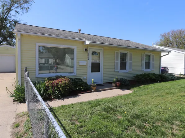 1009 Hiatt St, Carter Lake, IA 51510