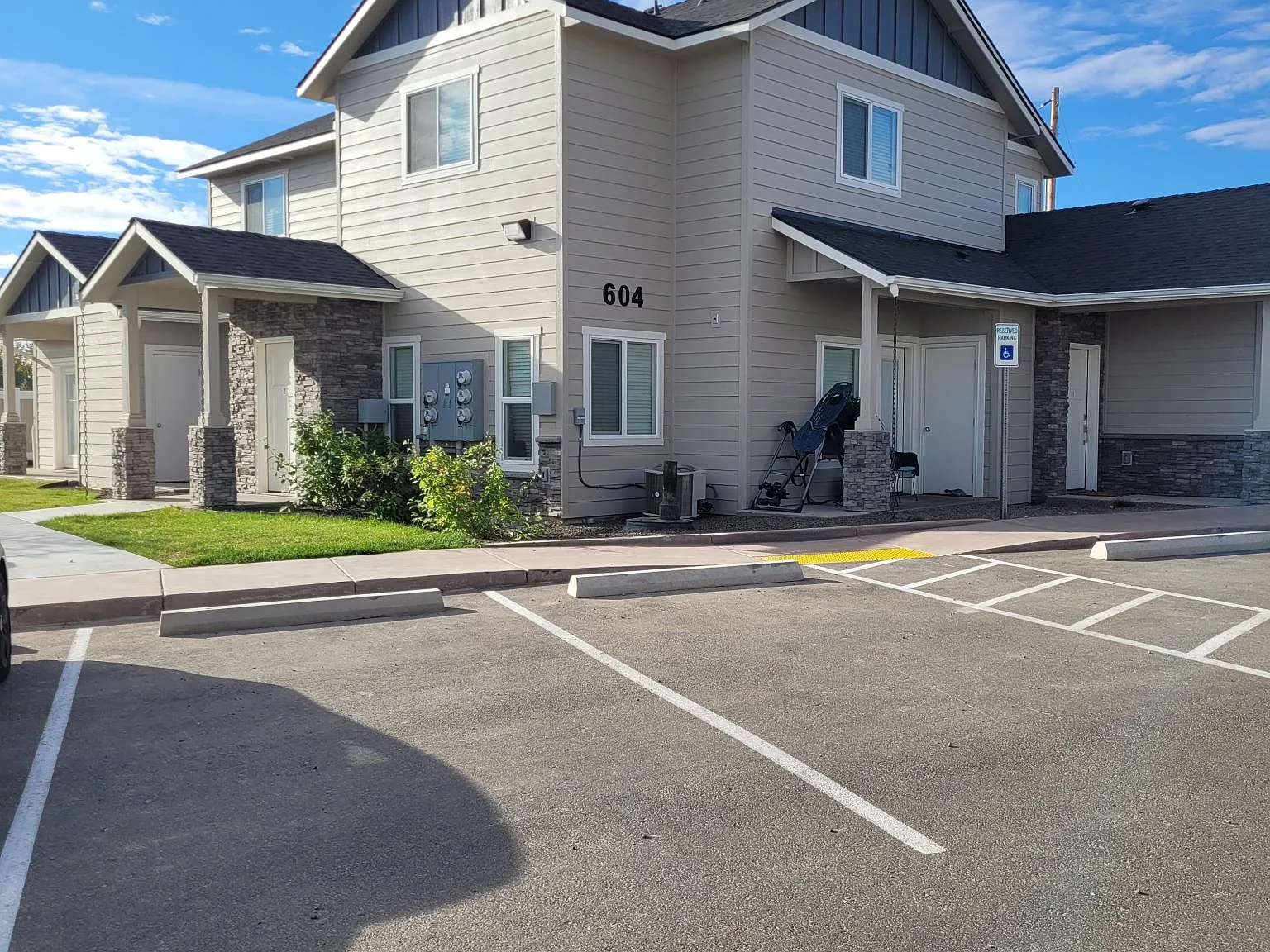 2 bed, 976 sqft, $1,525 — Photo 1