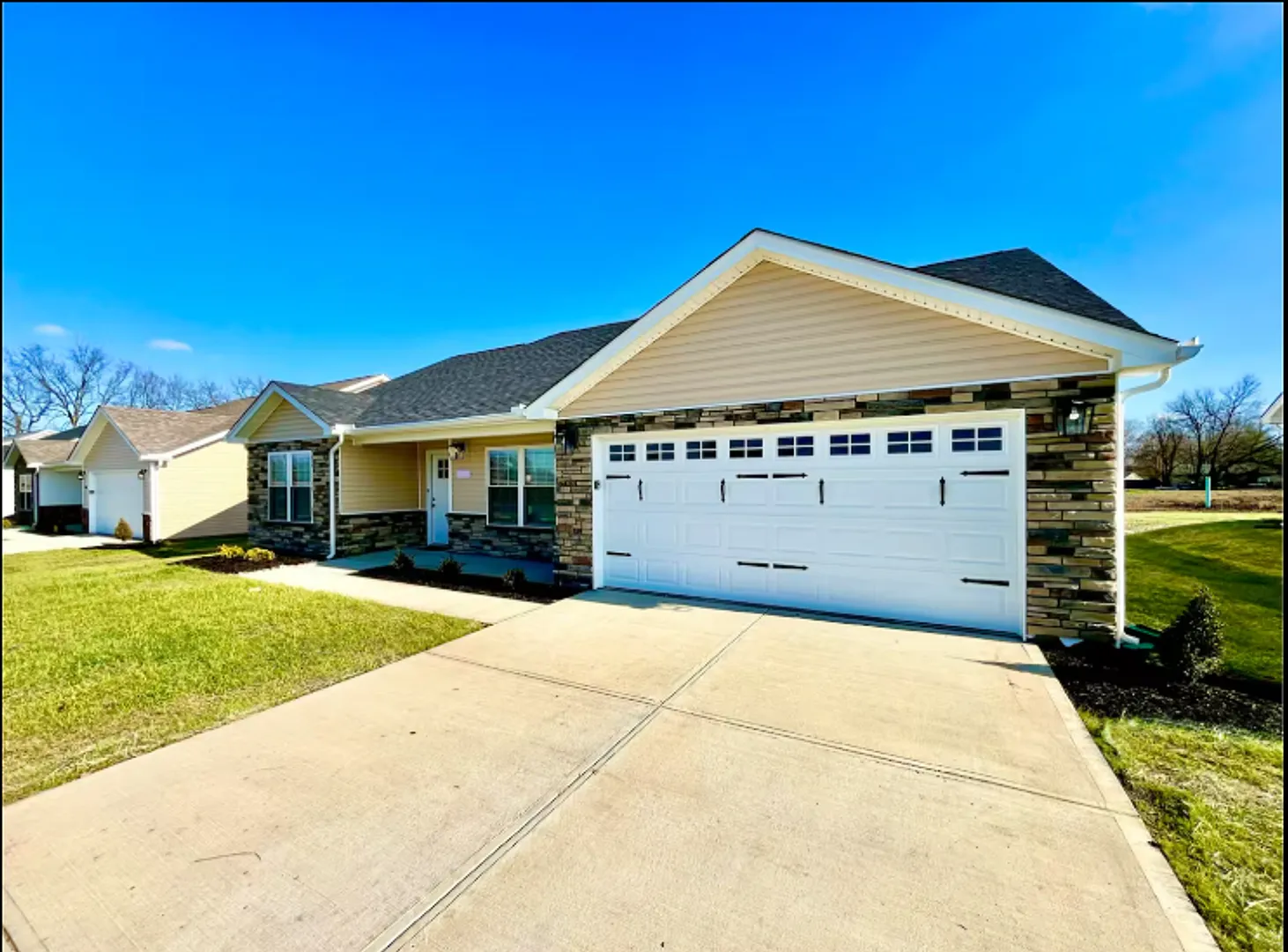 Vibrant 4 Bedroom Getaway with Hot Tub — Photo 1
