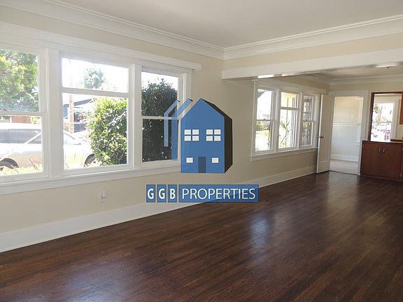 Living Room with Classic Wood Flooring