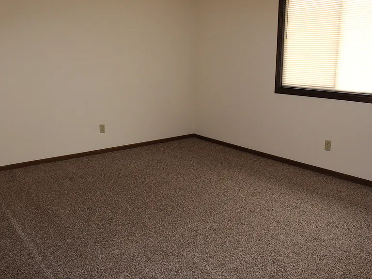 Windsor Crest Apartments — Photo 85