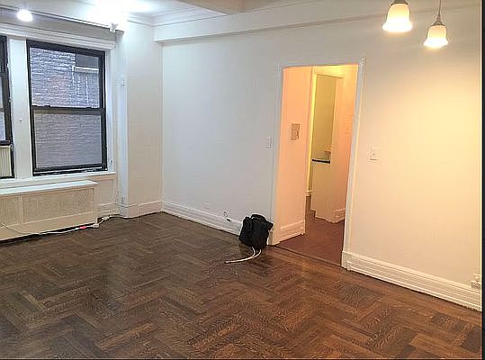 3rd image of 105 E 63rd St APT 2D