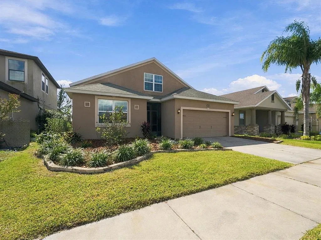 3 bed, 3.0 bath, 2413 sqft, $2,700 — Photo 1