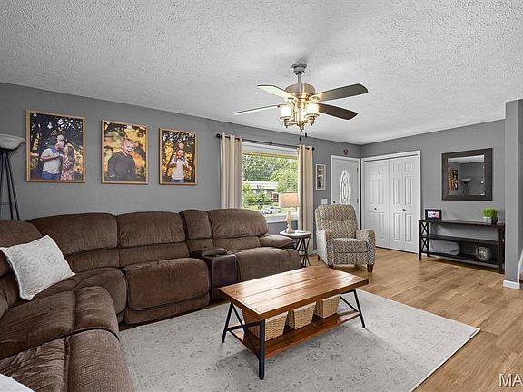 3rd image of 160 Sunray Dr
