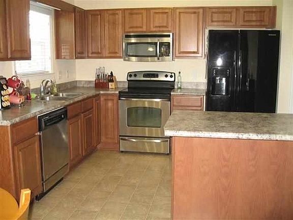 4th image of 401 Tree Court