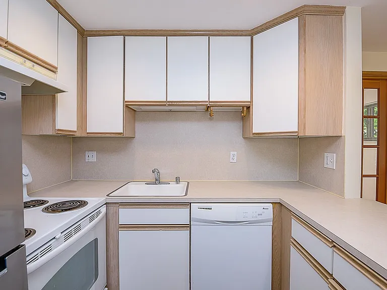 2707 Franklin Ave E — Photo 22