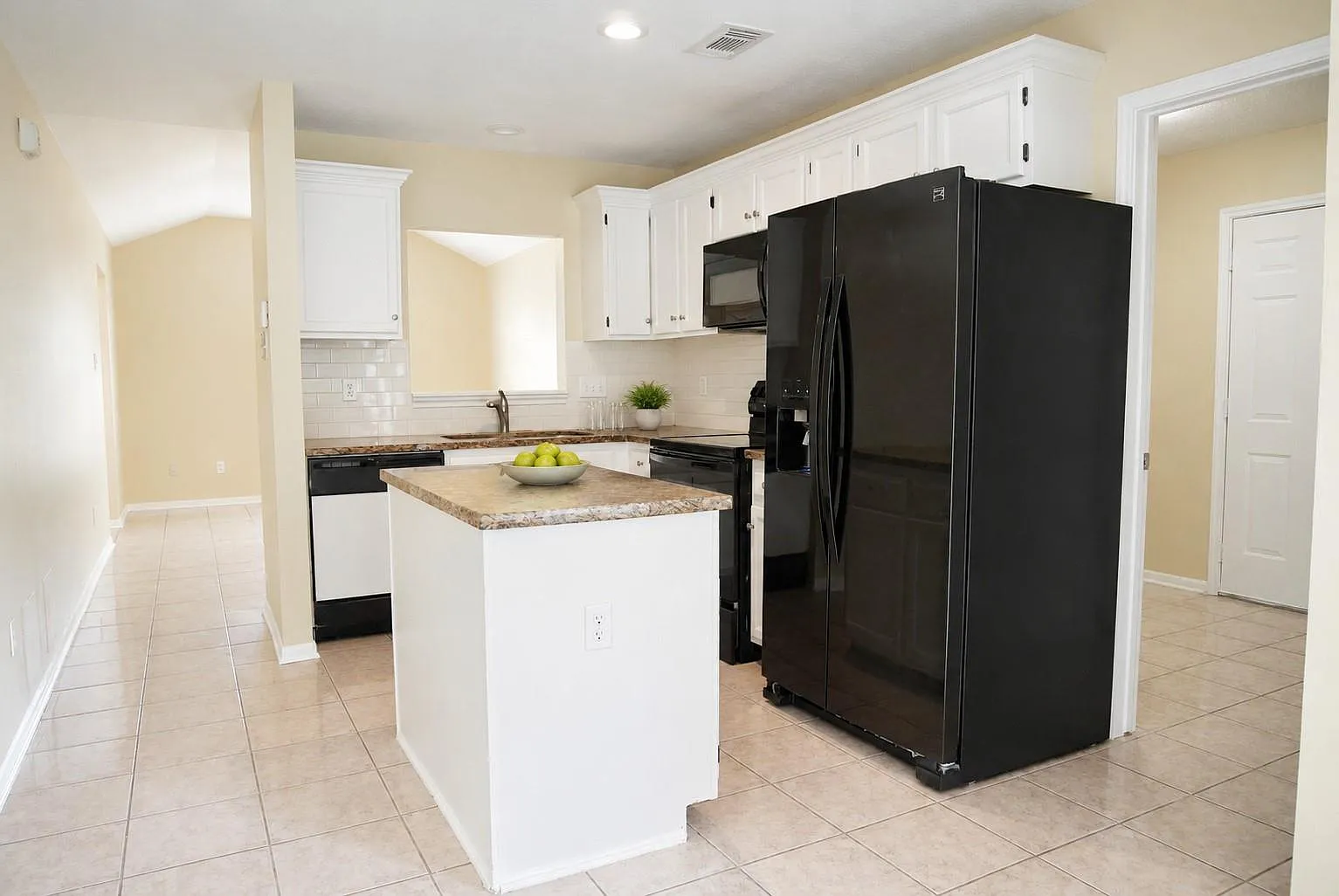 3 bed, 2.0 bath, 1177 sqft, $1,525 — Photo 2