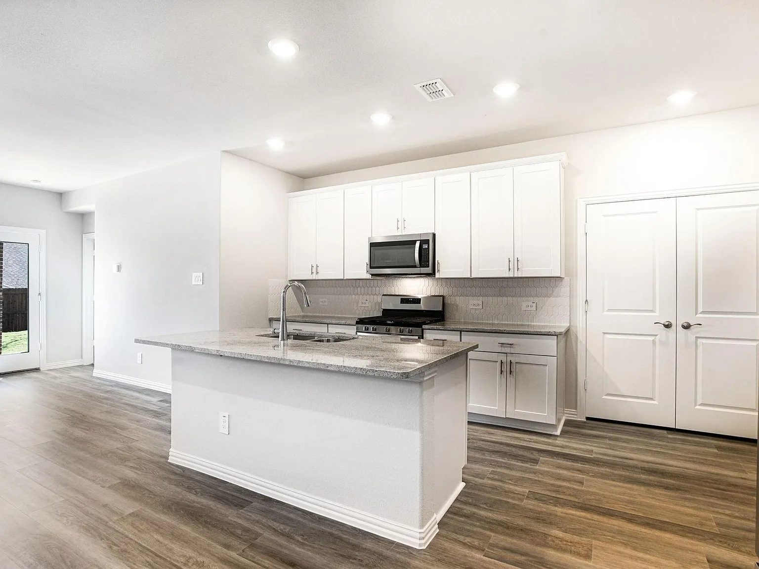 4 bed, 2.5 bath, 1981 sqft, $3,100 — Photo 3