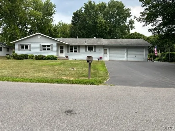 7640 Sandy Ln, North Syracuse, NY 13212