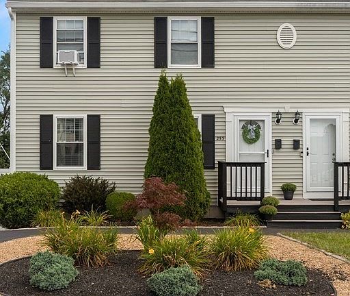 3rd image of 253 Hilldale Ave