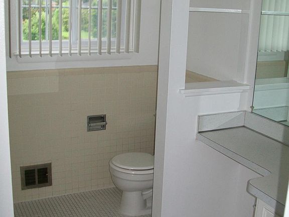 4th image of 551 Fox Hills Dr N #1