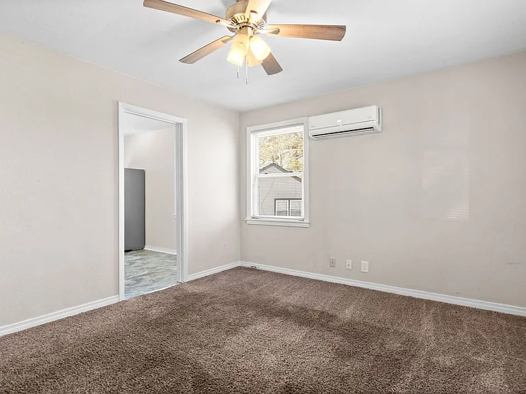42 Maple St — Photo 3