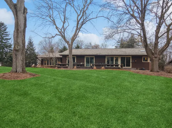 52 E Surrey Ln, Barrington, IL 60010