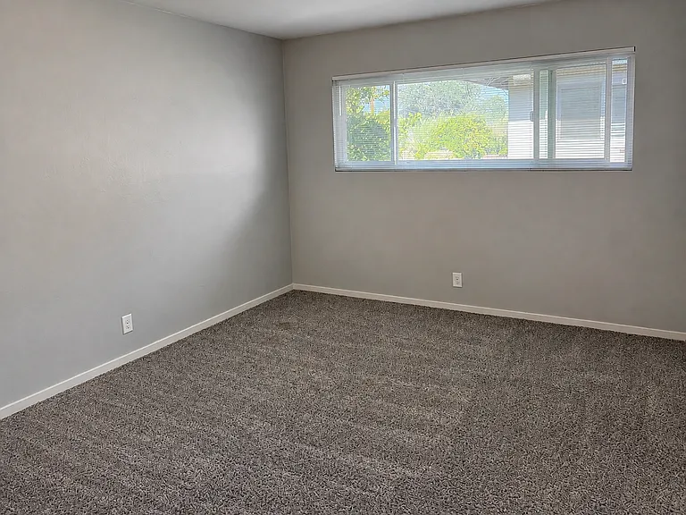 5900 Stockdale Hwy — Photo 10