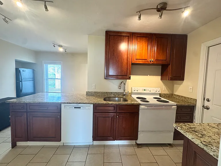 1 Hilton Ave #1 — Photo 3
