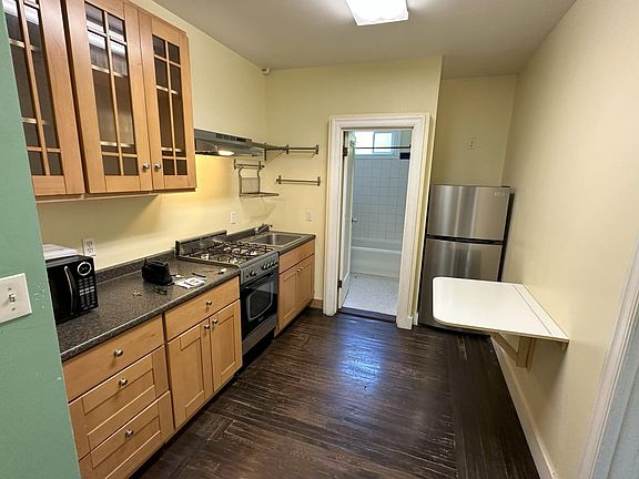 2nd image of 677 Oak St #11