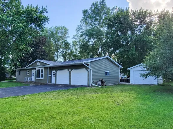 1403 Oshkosh St, New London, WI 54961