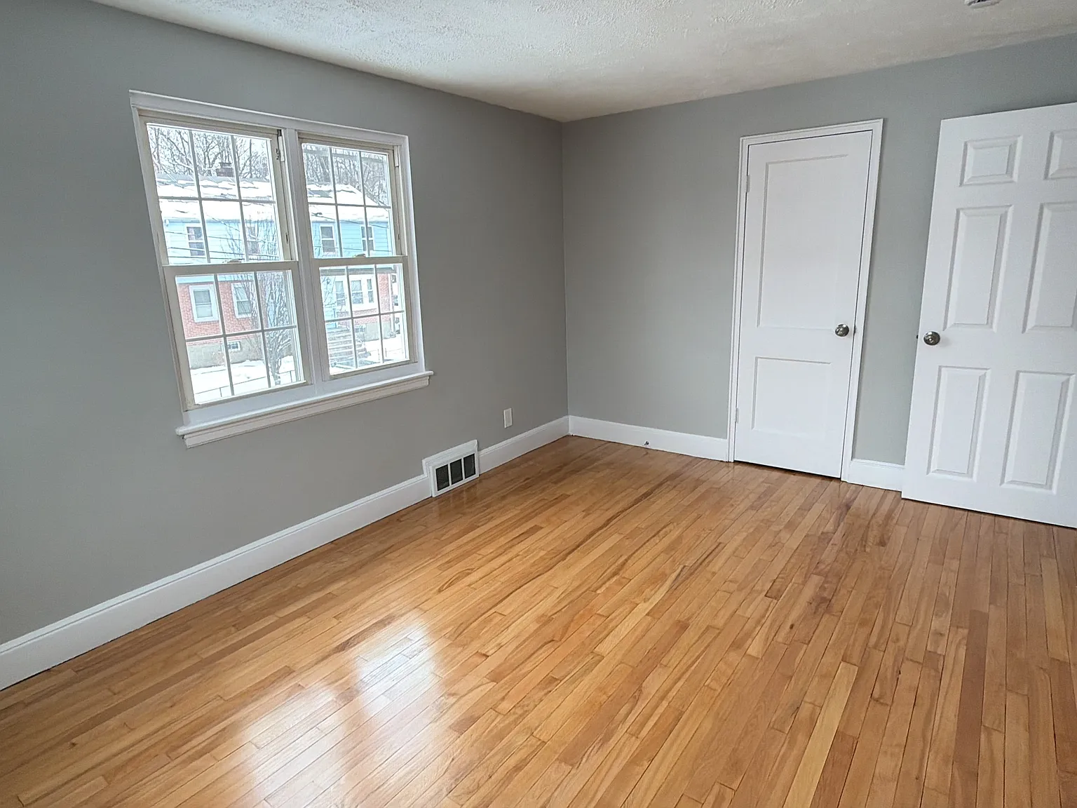 3 bed, 1200 sqft, $2,950 — Photo 2
