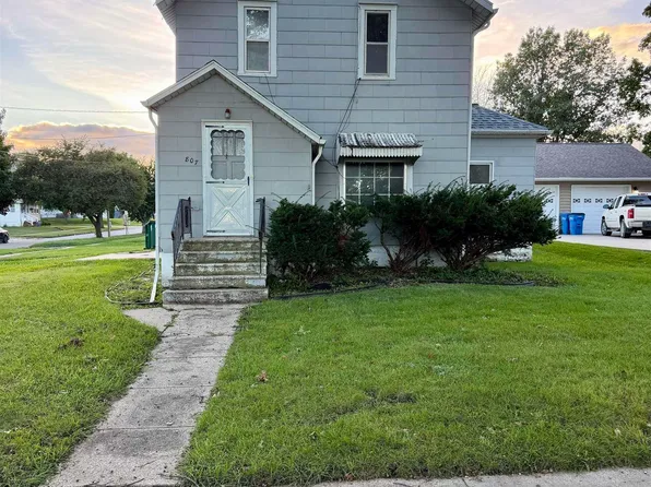 807 6th St, Grundy Center, IA 50638