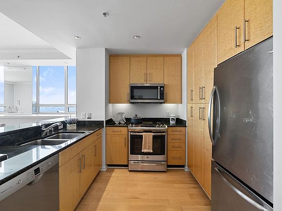 3rd image of 400 Beale St APT 1807