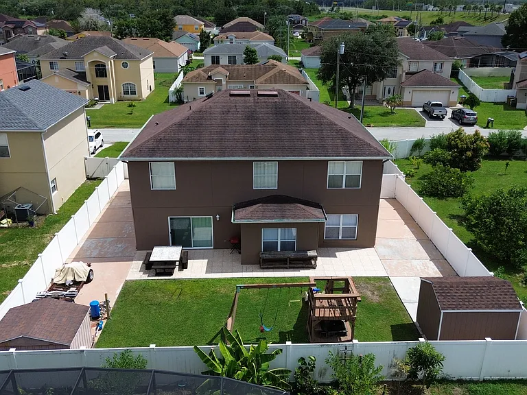 330 Aldershot Ct — Photo 37