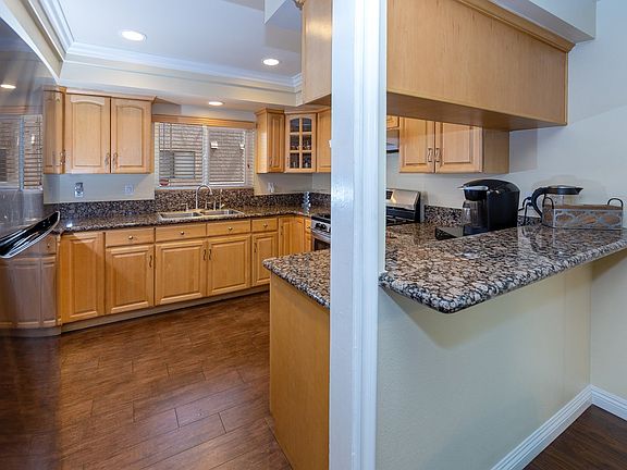 3rd image of 6420 Hazeltine Ave APT 4