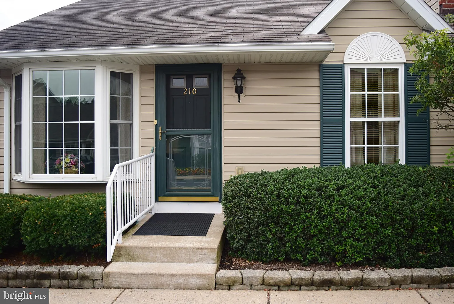 210 Pebble Ln photo 1