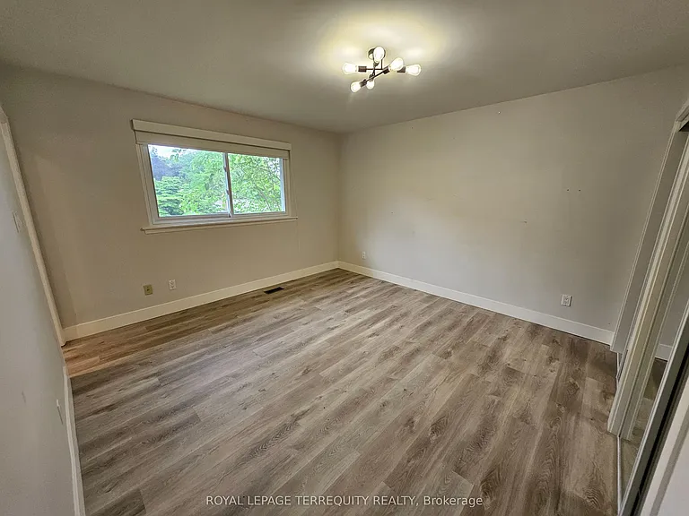 2067 Obeck Cres — Photo 40