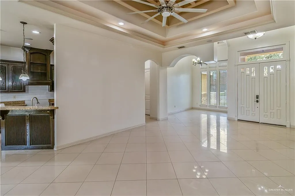 4 bed, 3.0 bath, 2043 sqft, $2,600 — Photo 4