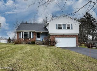17 Laury Ln, Glenville, NY 12302