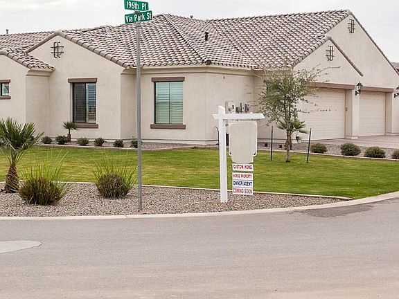 Corner lot, side entrance