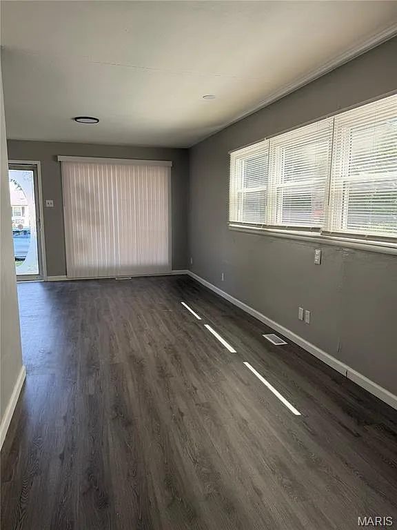 3 bed, 1.0 bath, 854 sqft, $1,300 — Photo 4
