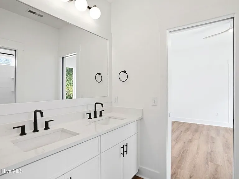 5015 Peachtree Ave — Photo 9
