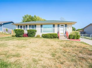 1009 E 40th Ct, Des Moines, IA 50317