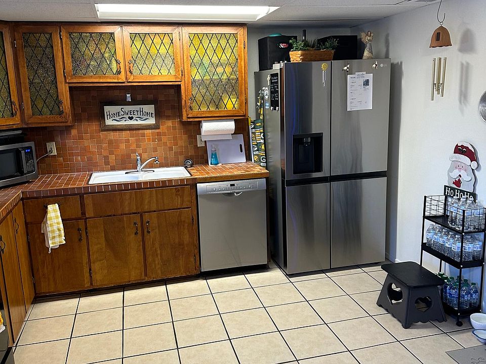 Large tiled kitchen, 28 cubic foot refrig, dishwasher. All electric appliances.