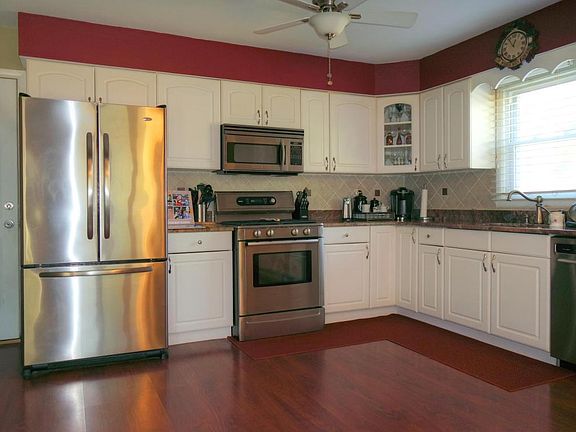 4th image of 32 Basset Dr