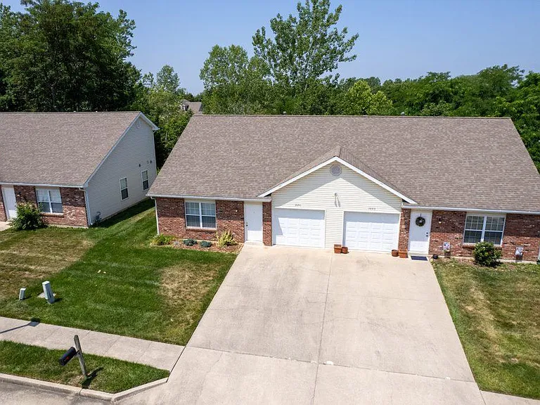 1611 Fox Run Dr — Photo 1