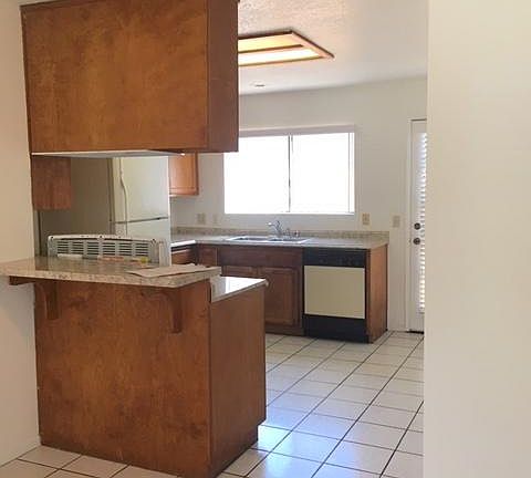 Eat-in Kitchen / Breakfast Bar