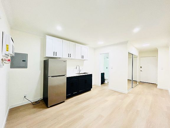 4th image of 1832 & 1838 S Bundy Dr #32-9