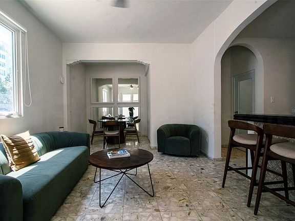4th image of 1403 Conveniencia