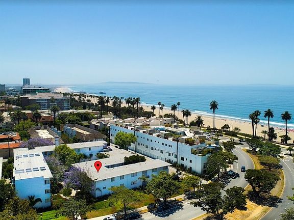 5th image of 136 San Vicente Blvd APT C