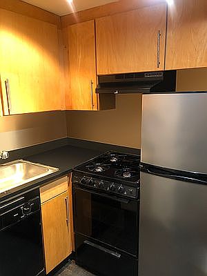 3rd image of 410 W 48th St #31