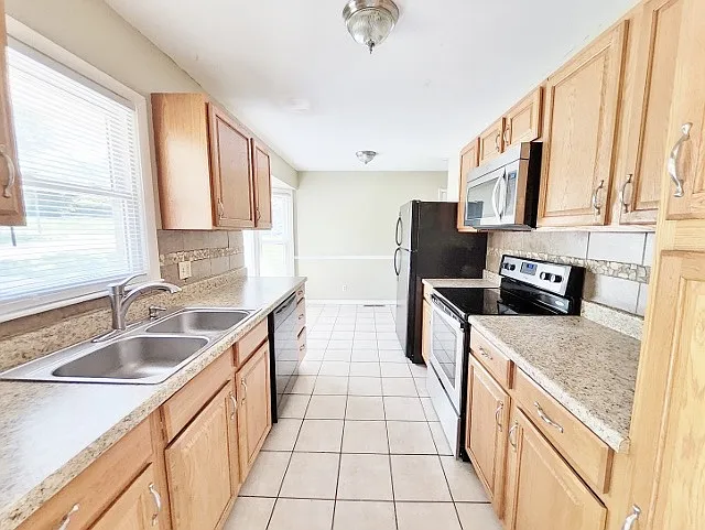 Unit Photo - 6006 E 96th St